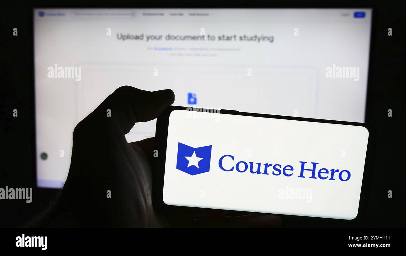 Stuttgart, Deutschland, 06.01.2024: Person mit Mobiltelefon mit Logo des amerikanischen Bildungstechnologie-Unternehmens Course Hero vor Business Web PA Stockfoto