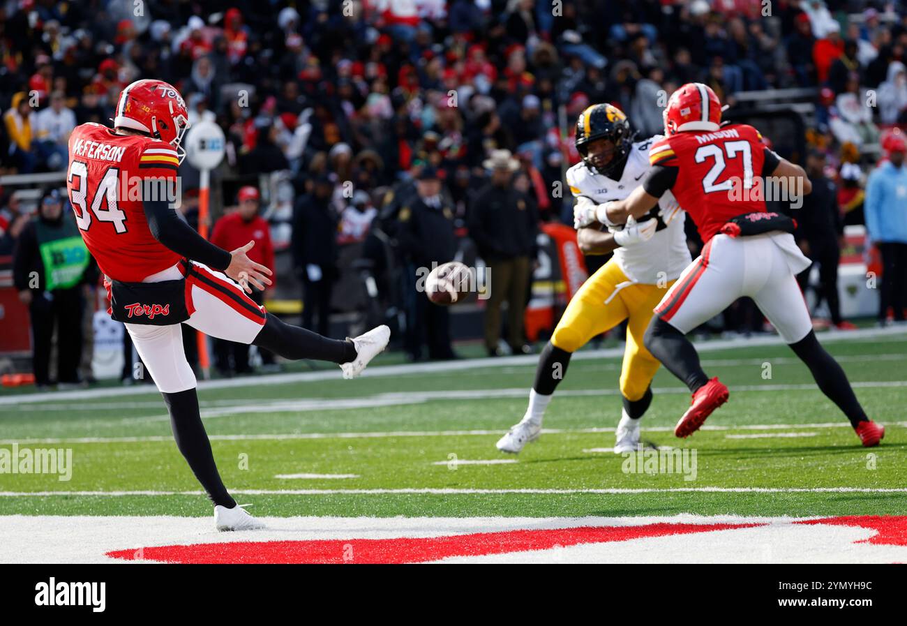 College Park MD, USA. November 2024. Maryland TERPS P #34 Bryce McFerson schlägt den Ball während eines NCAA-Fußballspiels zwischen der University of Maryland Terrapins und Iowa Hawkeyes im SECU Stadium im College Park MD Justin Cooper/CSM/Alamy Live News aus Stockfoto