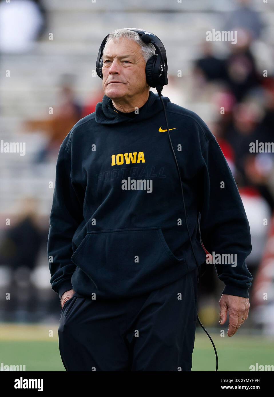 College Park MD, USA. November 2024. Iowa Hawkeyes Head Coach Kirk Ferentz während eines NCAA-Fußballspiels zwischen den University of Maryland Terrapins und Iowa Hawkeyes im SECU Stadium im College Park MD Justin Cooper/CSM/Alamy Live News Stockfoto