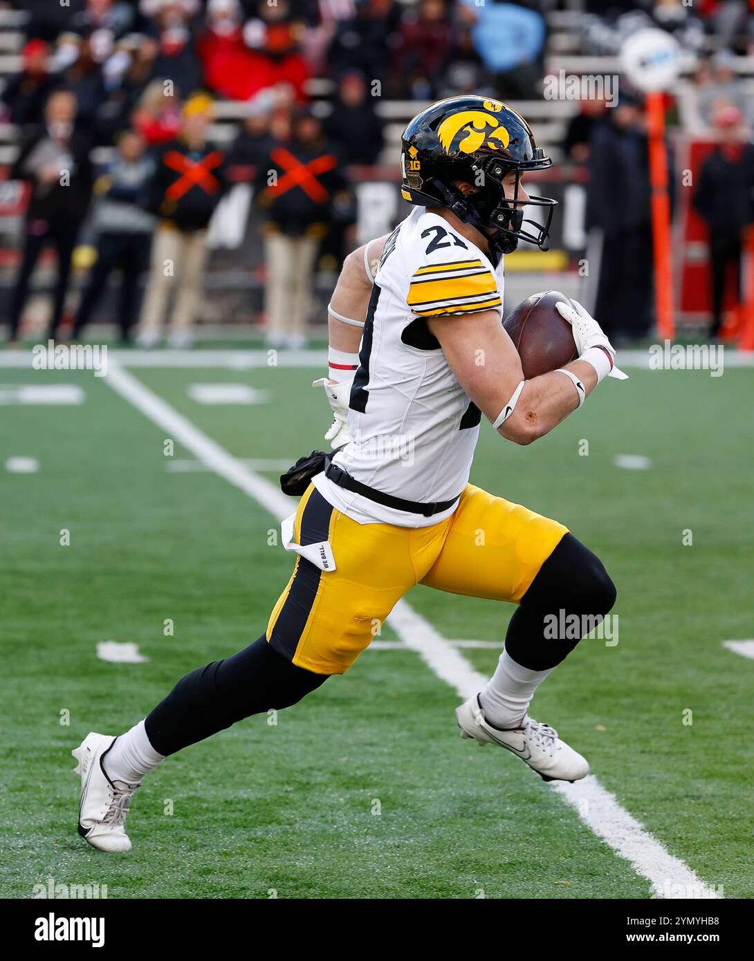 College Park MD, USA. November 2024. Iowa Hawkeyes WR #21 Kaden Wetjen kehrt den Ball während eines NCAA-Fußballspiels zwischen den University of Maryland Terrapins und Iowa Hawkeyes im SECU Stadium in College Park MD. Justin Cooper/CSM/Alamy Live News zurück Stockfoto
