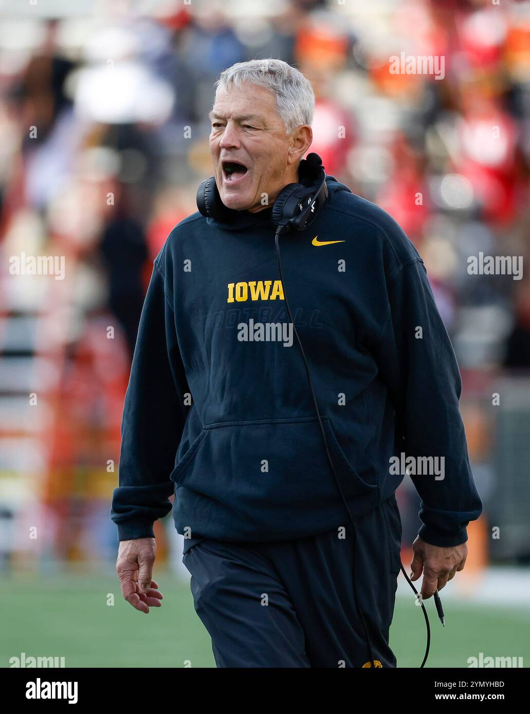 College Park MD, USA. November 2024. Iowa Hawkeyes Head Coach Kirk Ferentz während eines NCAA-Fußballspiels zwischen den University of Maryland Terrapins und Iowa Hawkeyes im SECU Stadium im College Park MD Justin Cooper/CSM/Alamy Live News Stockfoto