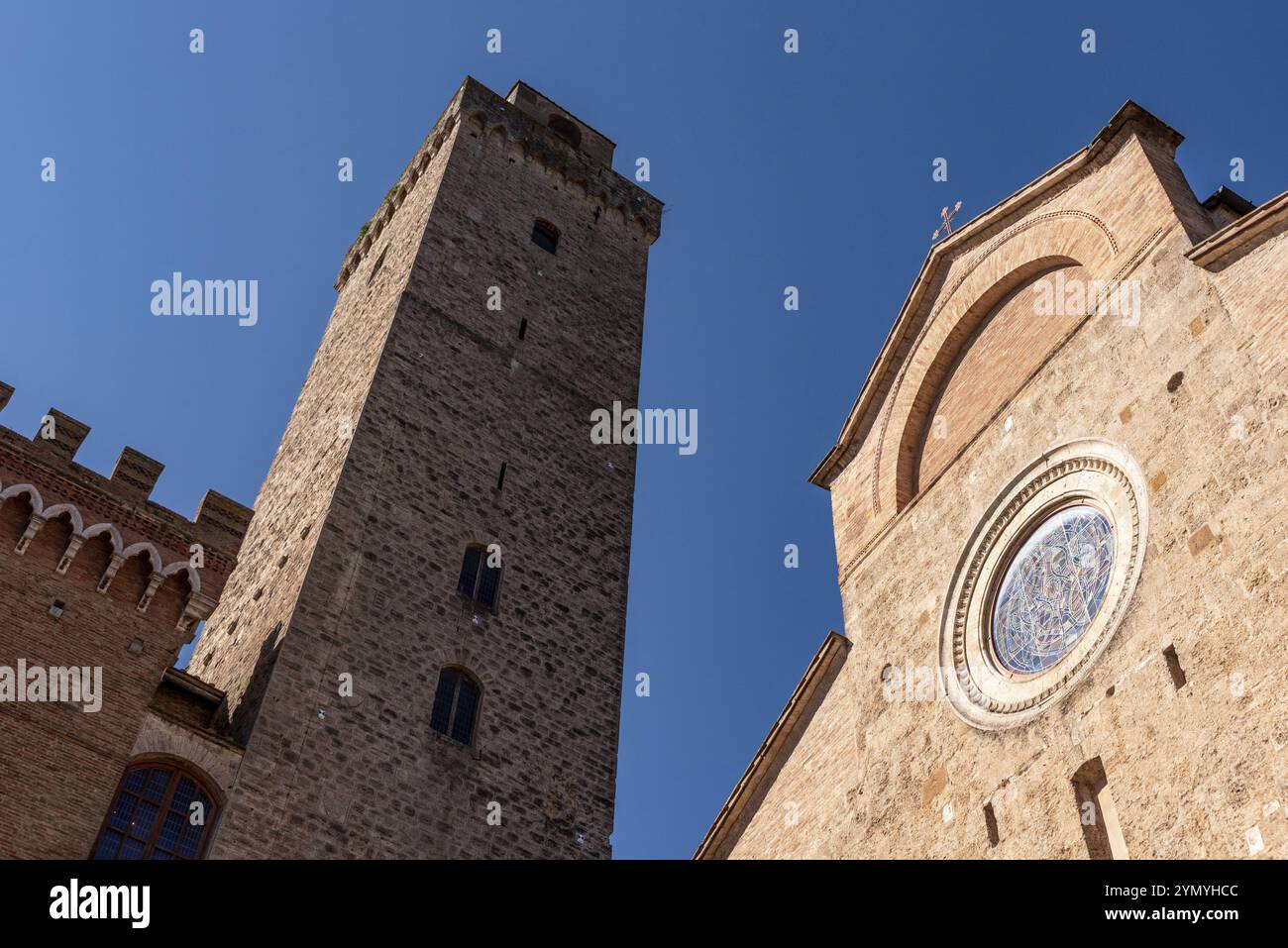 Hauptplatz Piazza del Duomo in San Gimignano mit seinen berühmten Palasttürmen, dem großen Turm des Palazzo Comunale und der Kathedrale im Zentrum von Italien Stockfoto