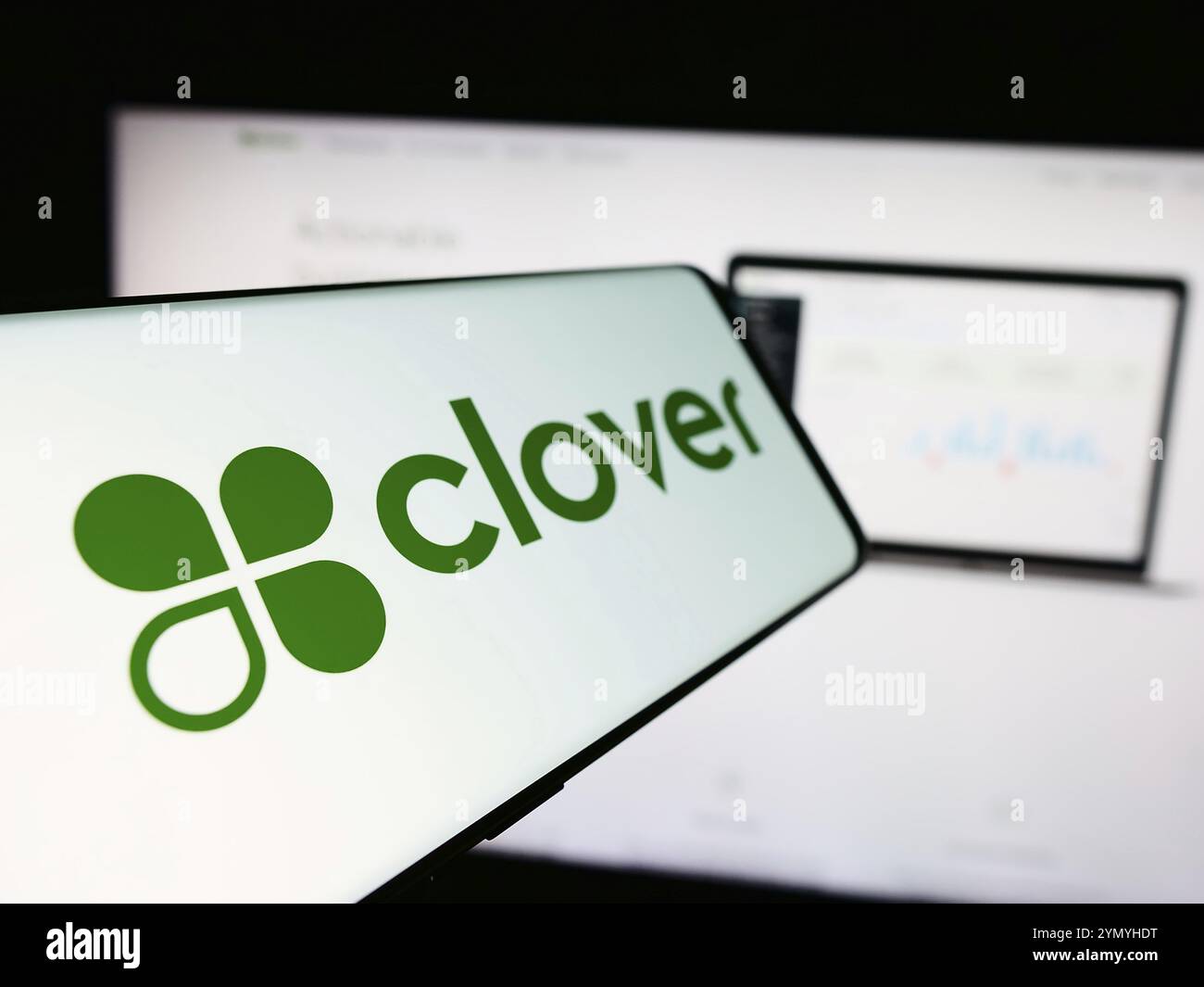 Stuttgart, 27.05.2024: Mobiltelefon mit Logo der amerikanischen Point-of-Sale-Plattform Clover Network Inc. Vor der Website. Fokus auf ce Stockfoto