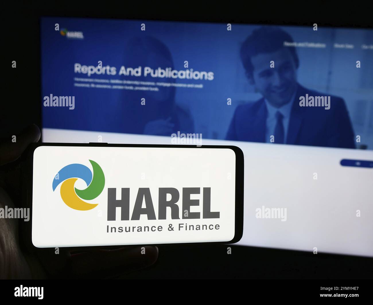 Stuttgart, Deutschland, 07-08-2024: Person mit Smartphone mit Logo von Harel Insurance Investments and Financial Services Ltd. Vor der Website. Fo Stockfoto