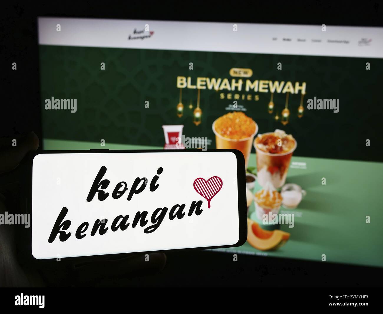Stuttgart, Deutschland, 05-08-2024: Person mit Smartphone mit Logo der indonesischen Kaffeekettenfirma Kopi Kenangan vor der Website. Konzentrieren Sie sich auf Pho Stockfoto
