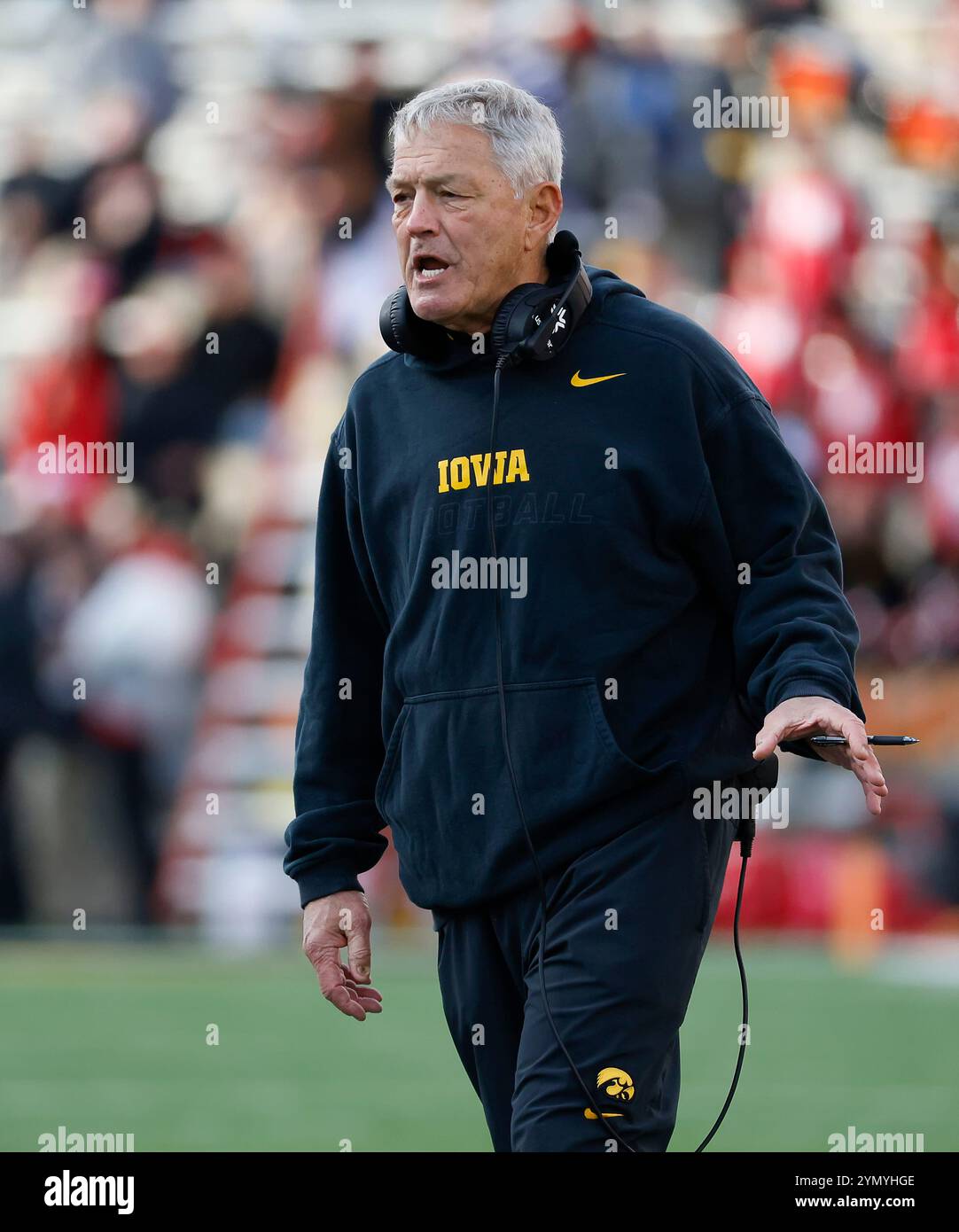 College Park MD, USA. November 2024. Iowa Hawkeyes Head Coach Kirk Ferentz ist verärgert über einen Anruf während eines NCAA-Fußballspiels zwischen den University of Maryland Terrapins und Iowa Hawkeyes im SECU Stadium im College Park MD Justin Cooper/CSM/Alamy Live News Stockfoto