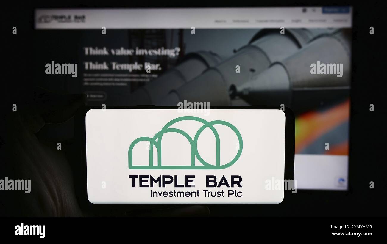 Stuttgart, Deutschland, 29.05.2024: Person, die ein Mobiltelefon mit dem Logo des britischen Unternehmens Temple Bar Investment Trust plc vor der Webseite hält. Fo Stockfoto