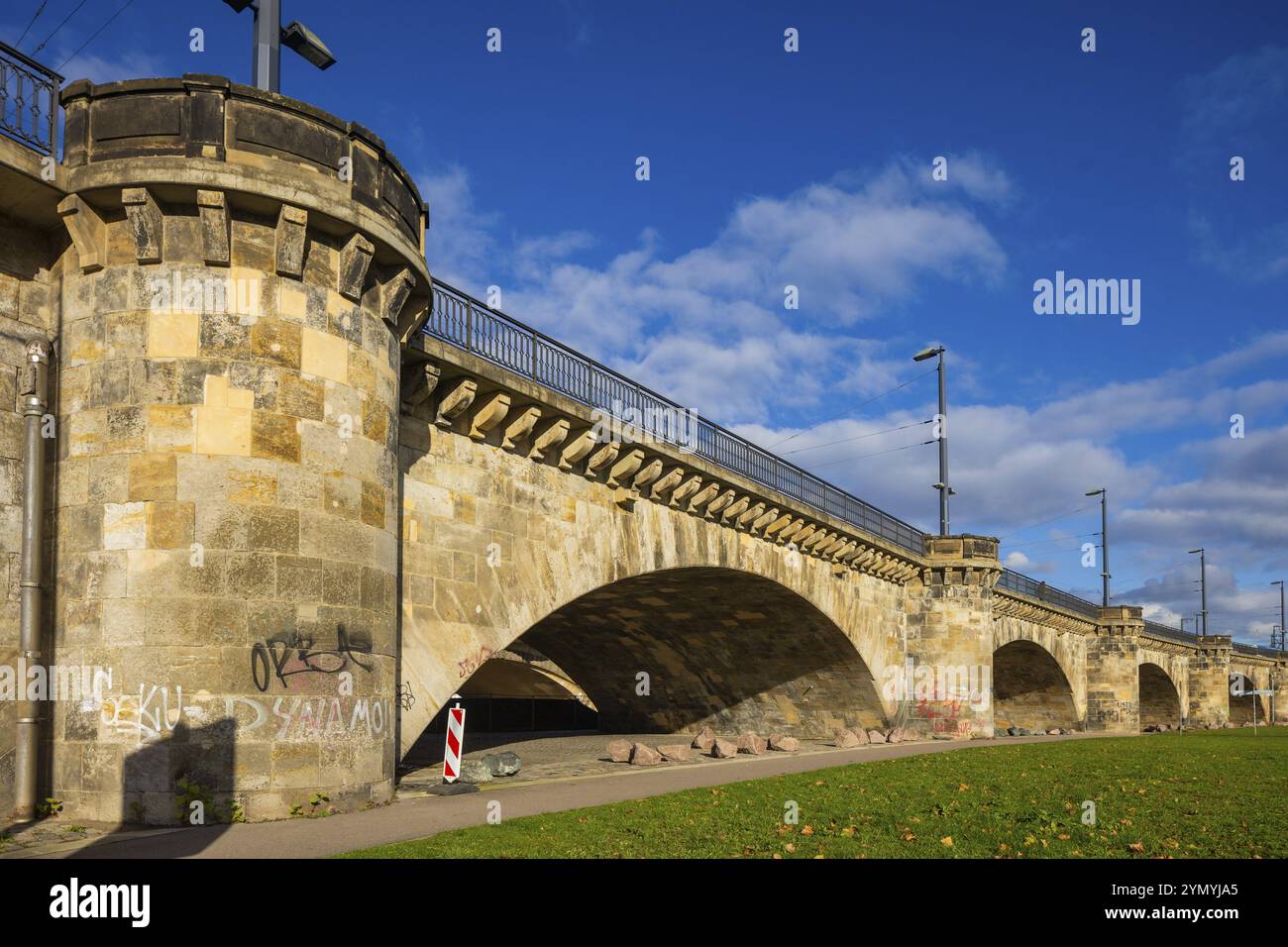 In Dresden werden zwei Brücken über die Elbe zwischen Wilsdruffer Vorstadt und Innere Neustadt als Marienbrücke bezeichnet. Der 434 m lange Steinbogen bridg Stockfoto