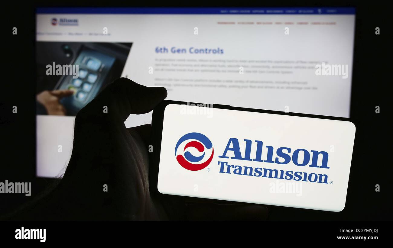 Stuttgart, Deutschland, 07.01.2024: Person, die ein Mobiltelefon mit dem Logo des amerikanischen Unternehmens Allison Transmission Holdings Inc. Vor der Webseite hält. Foc Stockfoto