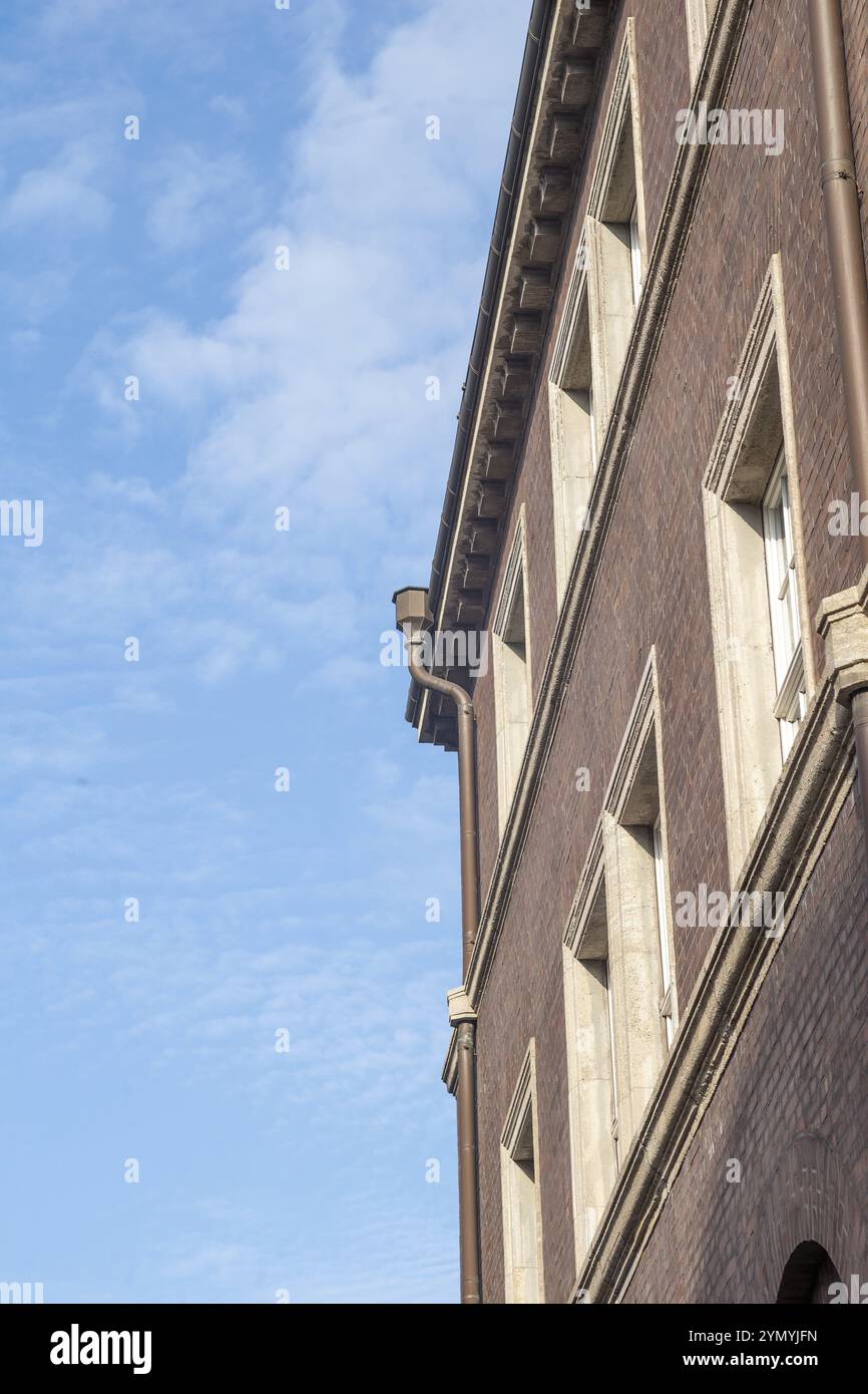 Fassade eines 100 Jahre alten Gebäudes vor blauem Himmel Stockfoto