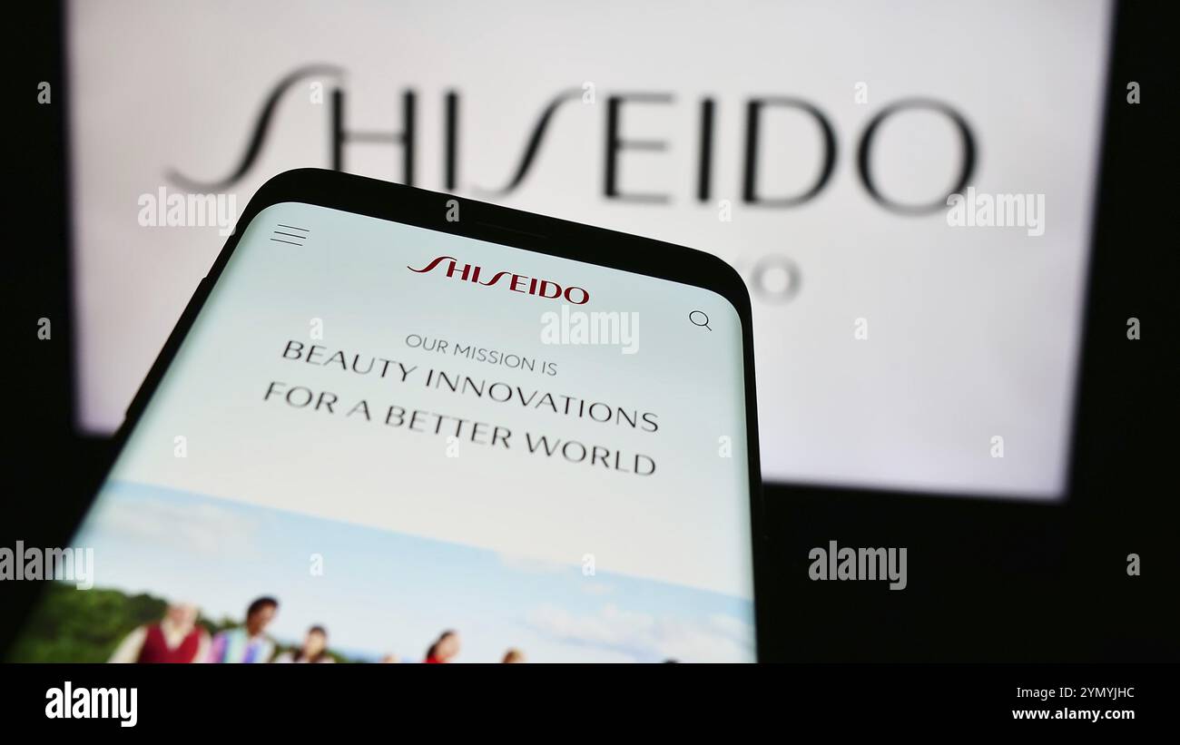 Stuttgart, 24.06.2024: Mobiltelefon mit Webseite des japanischen Kosmetikunternehmens Shiseido Co. Ltd. Vor dem Firmenlogo. Fokus oben links Stockfoto