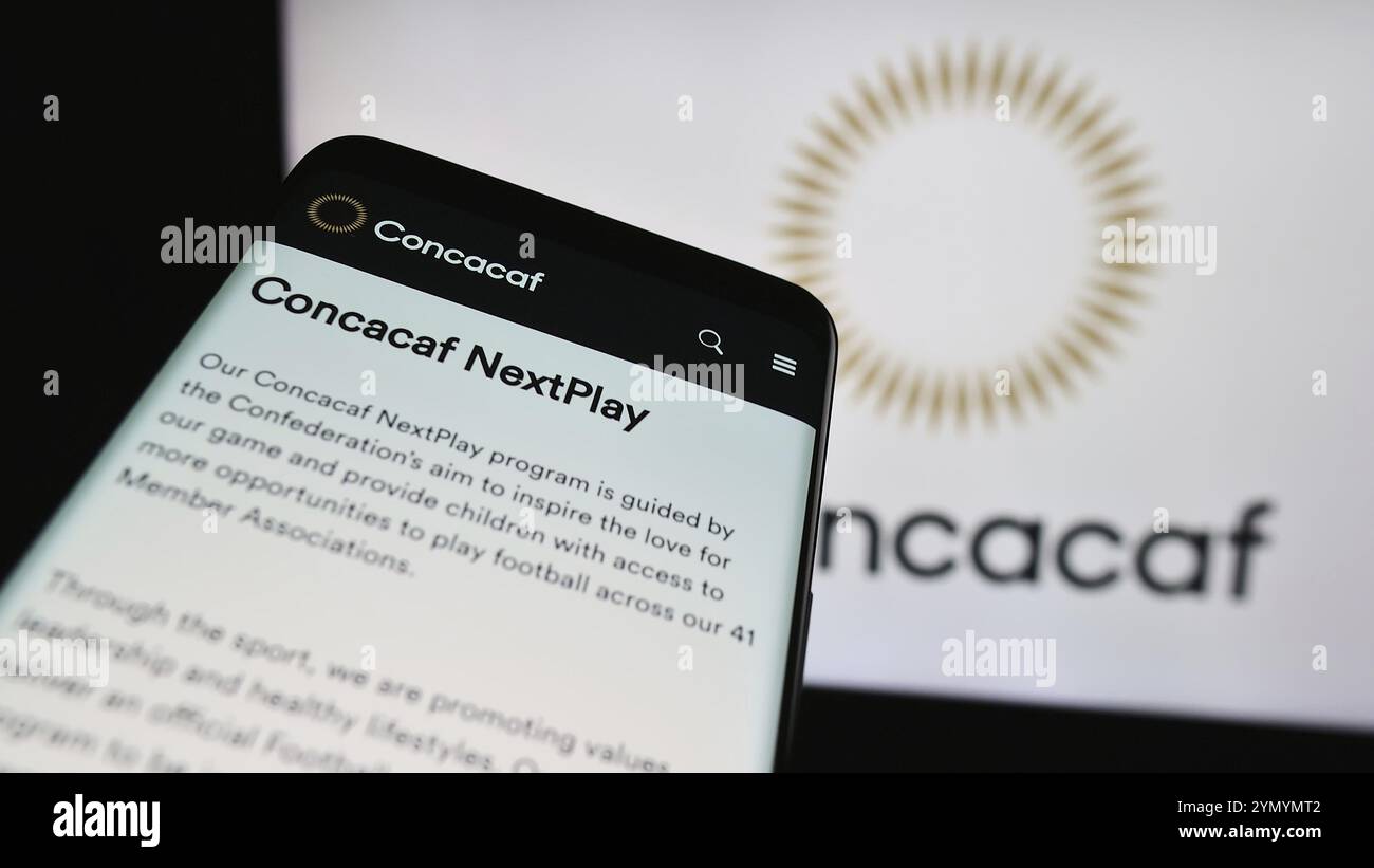 Stuttgart, 25.06.2024: Smartphone mit Website des Fußballverbandes CONCACAF vor Logo. Fokus oben links auf dem Telefondisplay, Europa Stockfoto
