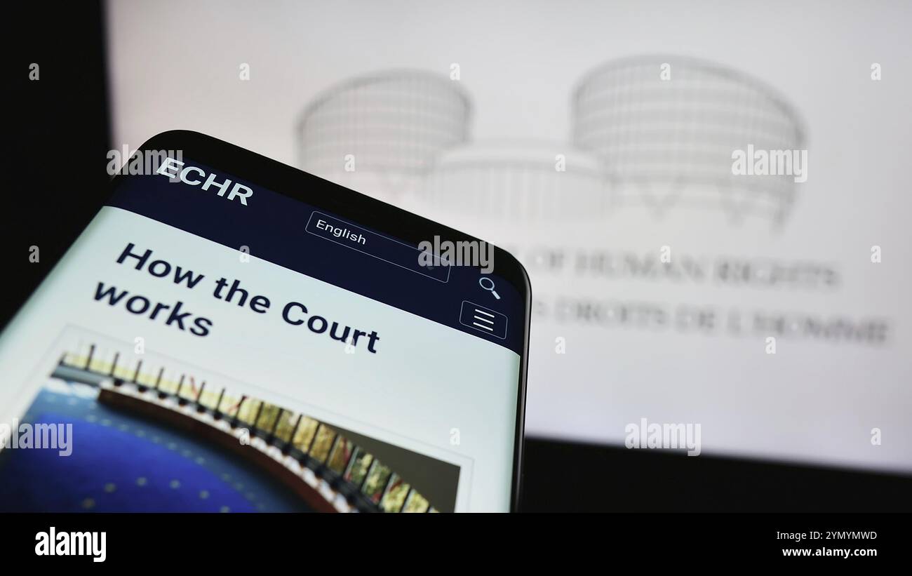Stuttgart, 21.05.2024: Smartphone mit Website des Internationalen Gerichtshofs für Menschenrechte (EMRK) vor Logo. Konzentrieren Sie sich auf die oberste Ebene Stockfoto