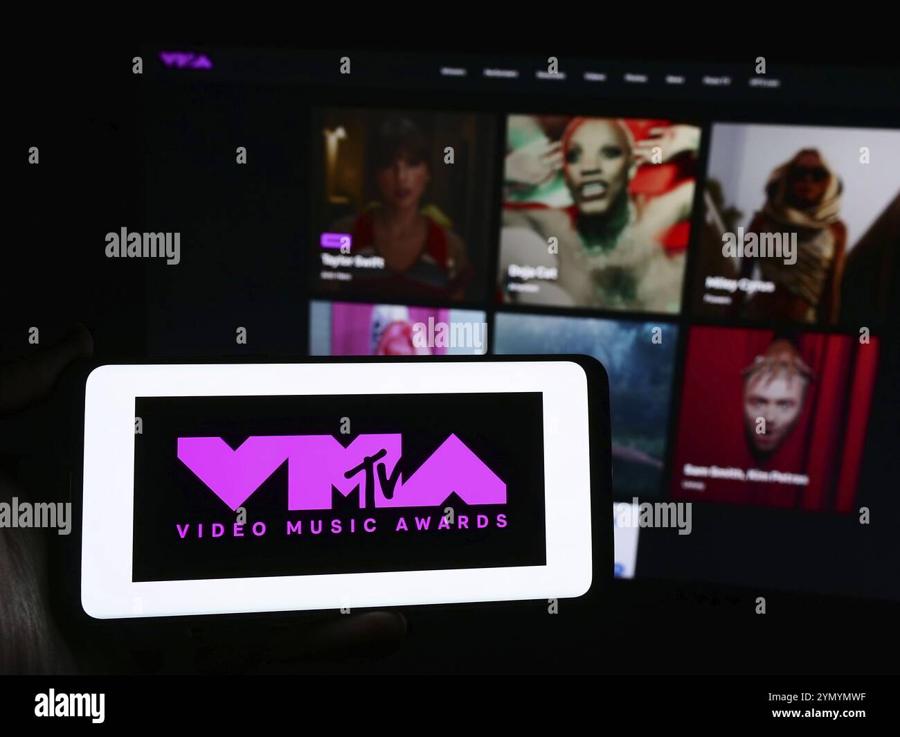 Stuttgart, Deutschland, 19.03.2024: Person mit Smartphone mit Logo der Preisverleihung MTV Video Music Awards (VMA) vor der Website. Konzentrieren Sie sich auf die Telefondiskretion Stockfoto