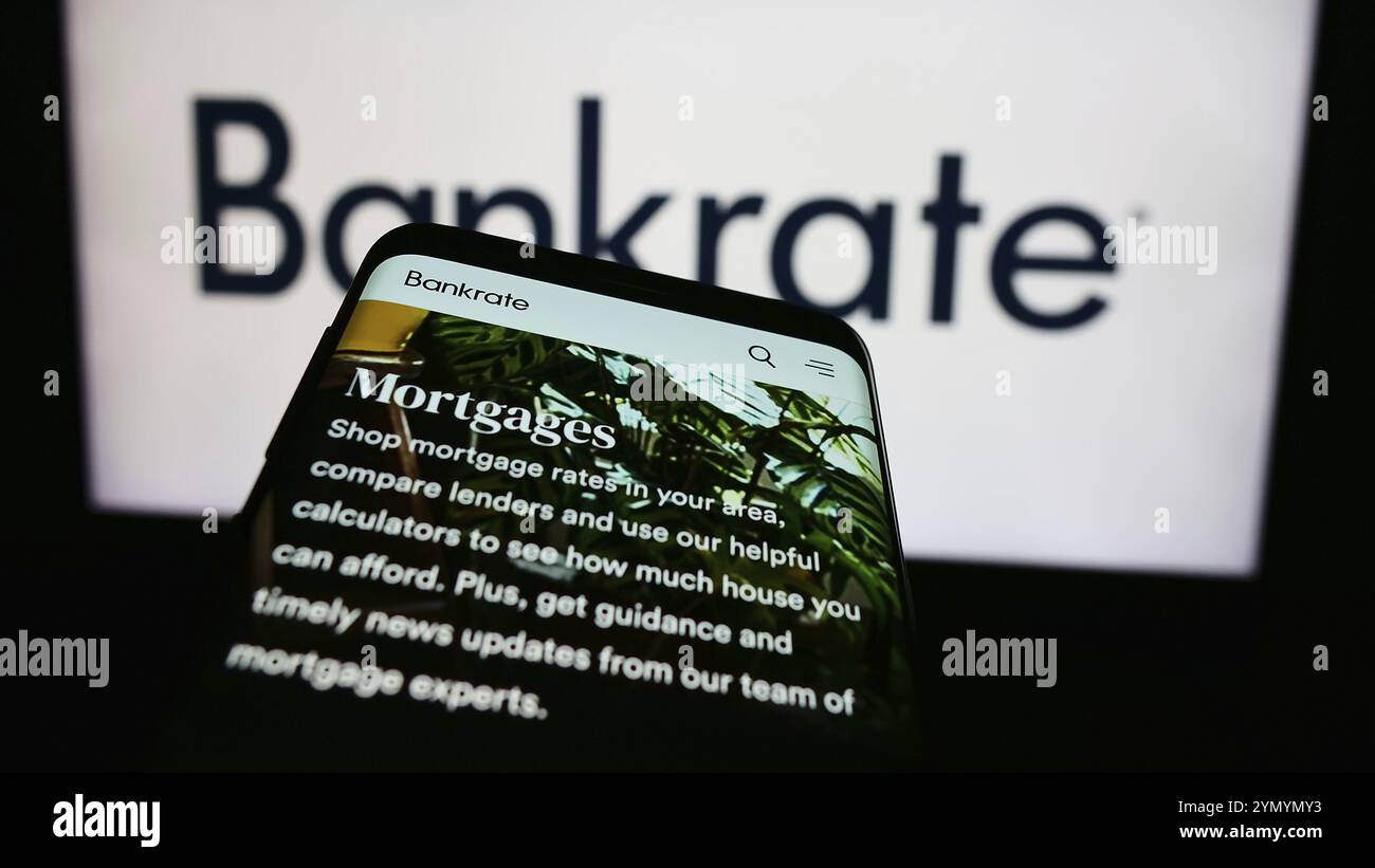 Stuttgart, Deutschland, 05.03.2024: Mobiltelefon mit Website des US-amerikanischen Finanzunternehmens Bankrate LLC vor Geschäftslogo. Fokus oben links von Stockfoto