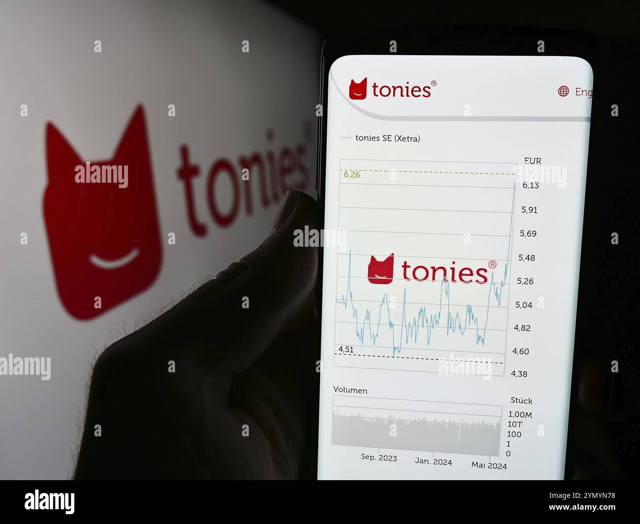 Stuttgart, Deutschland, 22.05.2024: Person, die ein Mobiltelefon hält, mit Website des deutschen Spielwareneinzelhandels Tonies SE (Toniebox) vor dem Logo. Schwerpunkt auf cen Stockfoto