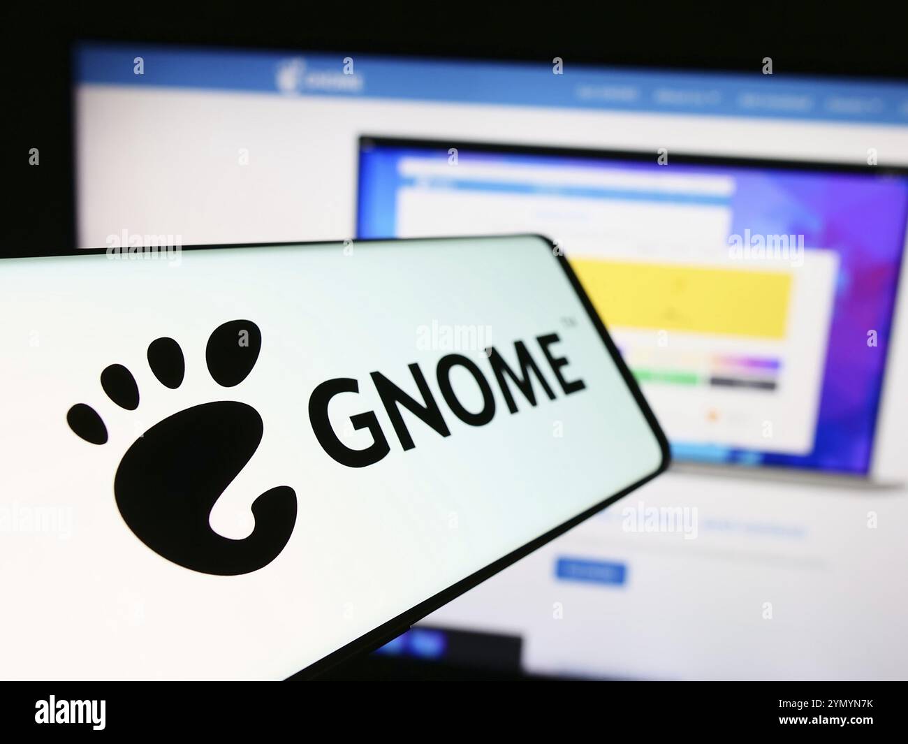 Stuttgart, 22.05.2024: Mobiltelefon mit Logo des Open-Source GNU Network Object Model Environment (GNOME) vor der Website. Konzentrieren Sie sich auf die Mitte Stockfoto