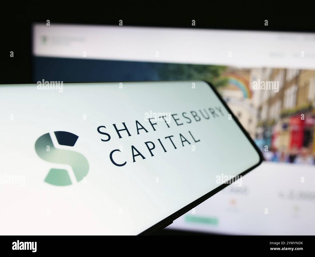 Stuttgart, Deutschland, 04.08.2024: Smartphone mit Logo der britischen Investmentgesellschaft Shaftesbury Capital plc vor der Business-Website. Konzentrieren Sie sich auf Cent Stockfoto