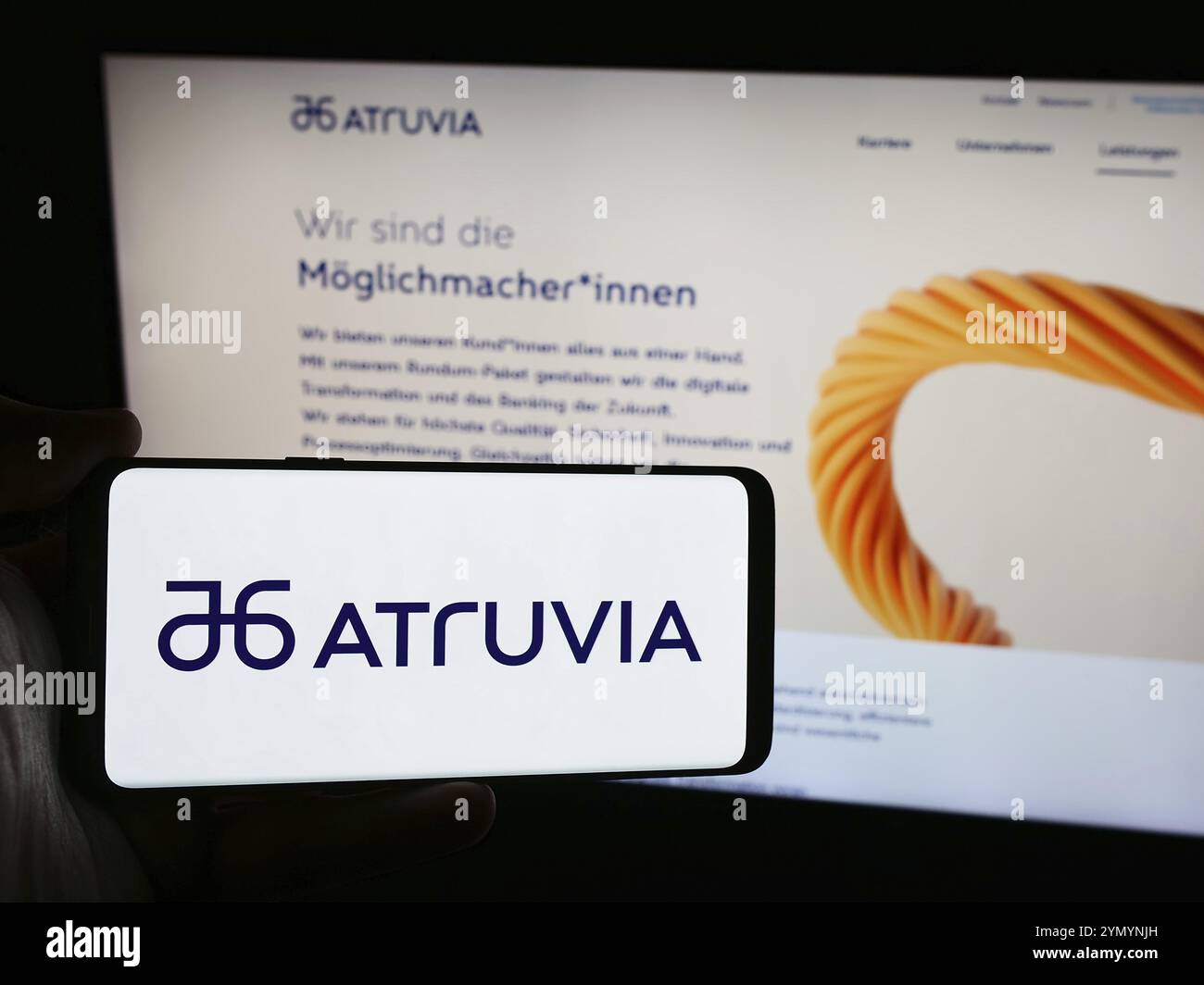 Stuttgart, 15.07.2024: Person mit Smartphone mit Logo des deutschen IT-Unternehmens Atruvia AG vor der Website. Konzentrieren Sie sich auf Stockfoto