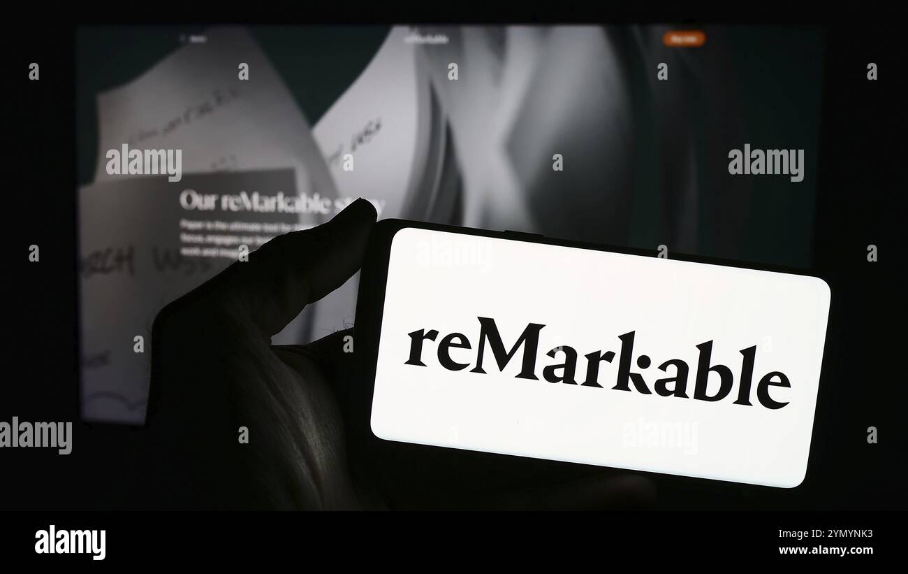 Stuttgart, Deutschland, 28.03.2024: Person mit Smartphone mit Logo des norwegischen E-Reader-Unternehmens bemerkenswert WIE vor der Website. Konzentrieren Sie sich auf Telefondistanz Stockfoto