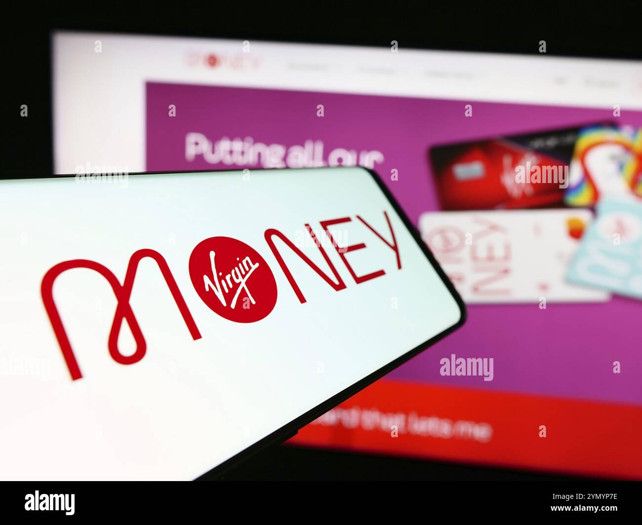 Stuttgart, Deutschland, 18.03.2024: Mobiltelefon mit Logo des britischen Finanzdienstleisters Virgin Money vor der Business-Website. Konzentrieren Sie sich auf die Mitte Stockfoto