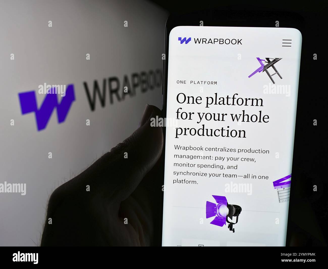 Stuttgart, Deutschland, 14.05.2024: Person, die ein Mobiltelefon hält, mit Webseite des US-Softwareunternehmens TakeOne Network Corp. (Wrapbook) vor dem Logo. Fokus Stockfoto