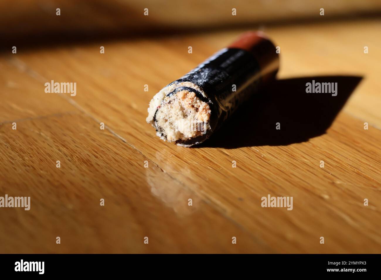 Eine doppelte A-Batterie, die durch Batterieteig korrodiert ist. Stockfoto