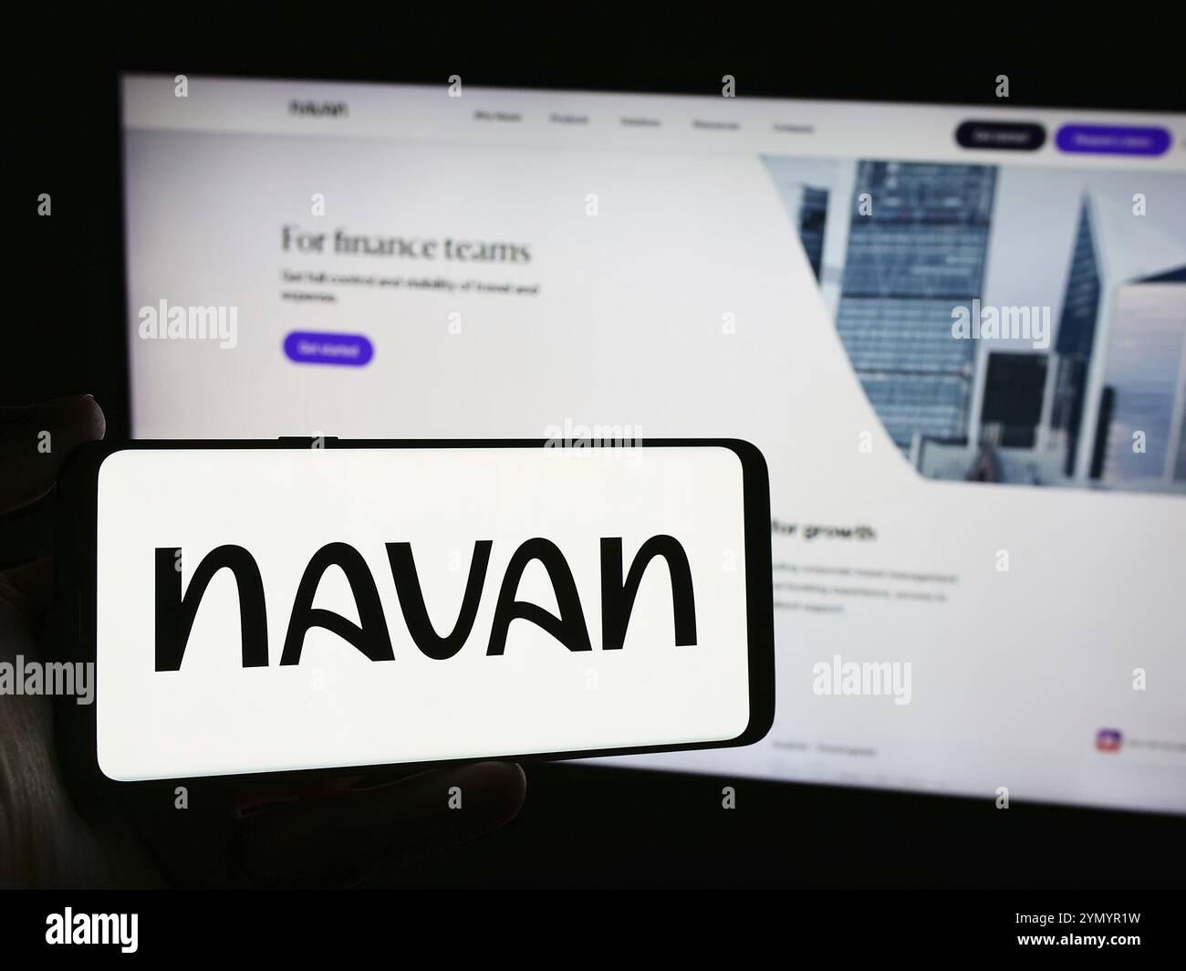 Stuttgart, Deutschland, 17.05.2024: Person, die ein Smartphone mit dem Logo des amerikanischen Reisemanagement-Software-Unternehmens Navan Inc. Vor der Website hält. Foc Stockfoto