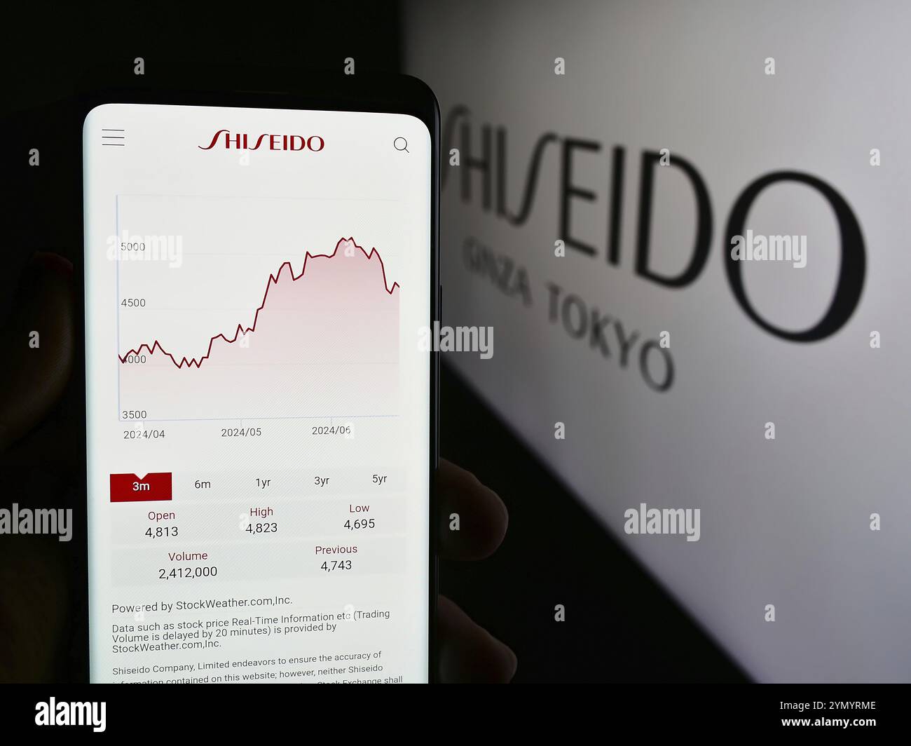 Stuttgart, 24.06.2024: Person, die ein Handy hält, mit Webseite des japanischen Kosmetikunternehmens Shiseido Co. Ltd. Vor dem Logo. Konzentrieren Sie sich auf die Mitte Stockfoto