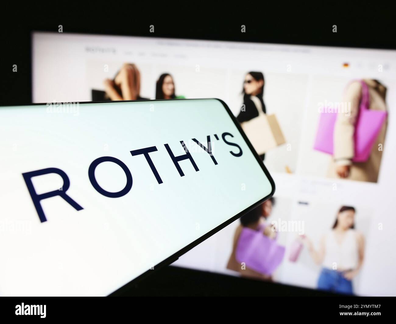 Stuttgart, 14.05.2024: Mobiltelefon mit Logo des amerikanischen Schuhhersteller Rothy's Inc. Vor der Website. Konzentrieren Sie sich auf das Center-Rig Stockfoto