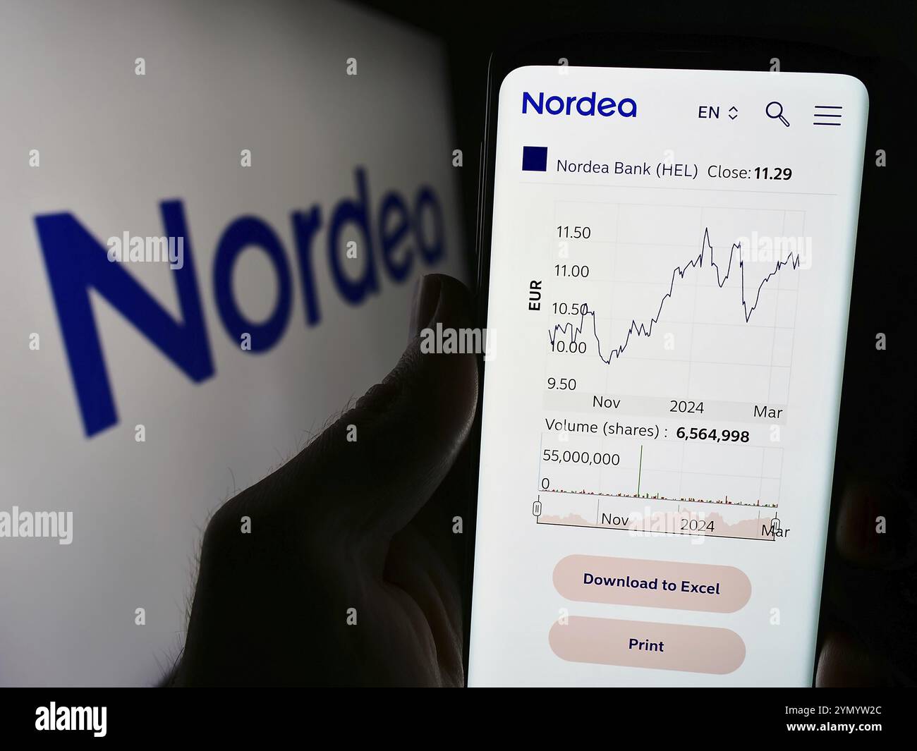 Stuttgart, Deutschland, 15.03.2024: Person, die ein Mobiltelefon hält und die Webseite des finnischen Finanzdienstleistungsunternehmens Nordea Bank ABP vor dem Logo trägt. Konzentrieren Sie sich auf Stockfoto