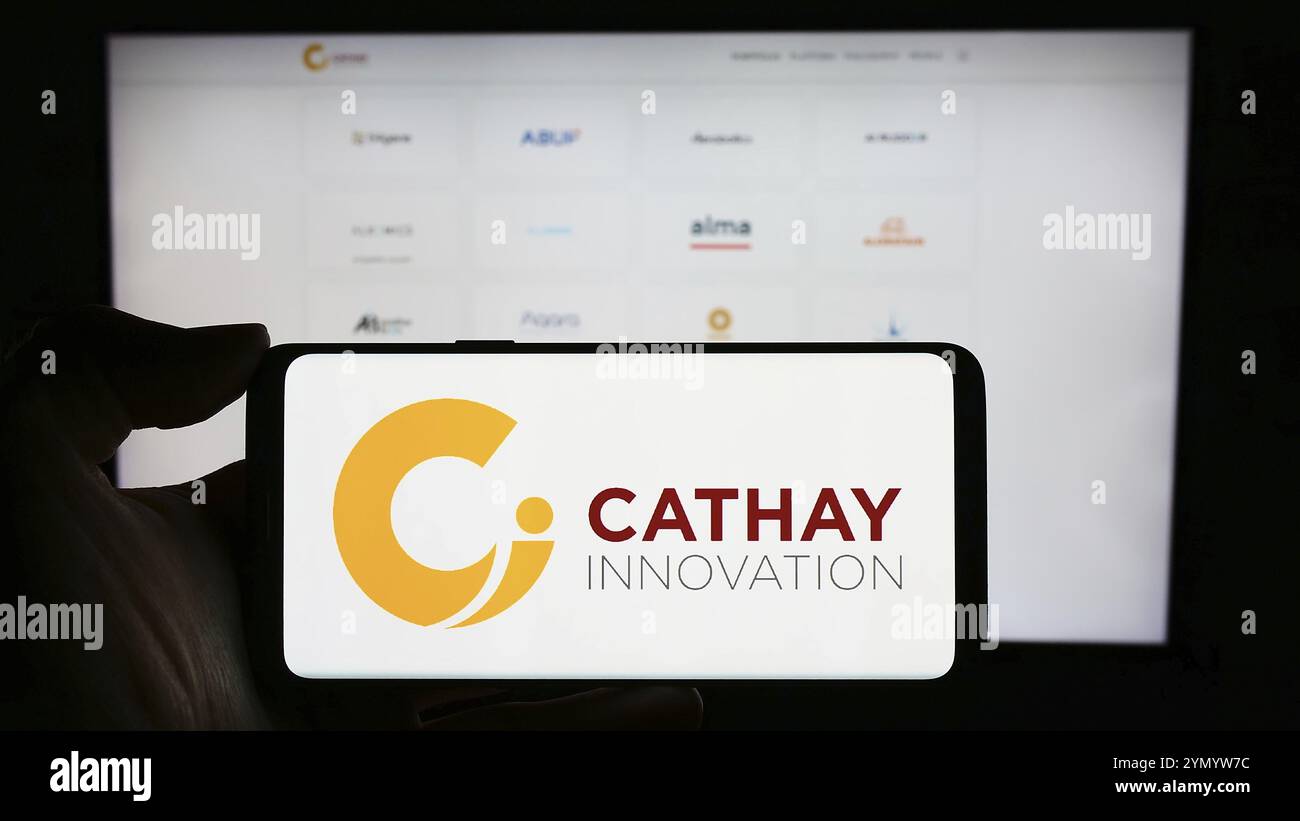 Stuttgart, 24.02.2024: Person, die ein Mobiltelefon mit dem Logo der Risikokapitalgesellschaft Cathay Innovation vor der Webseite hält. Konzentrieren Sie sich auf Stockfoto