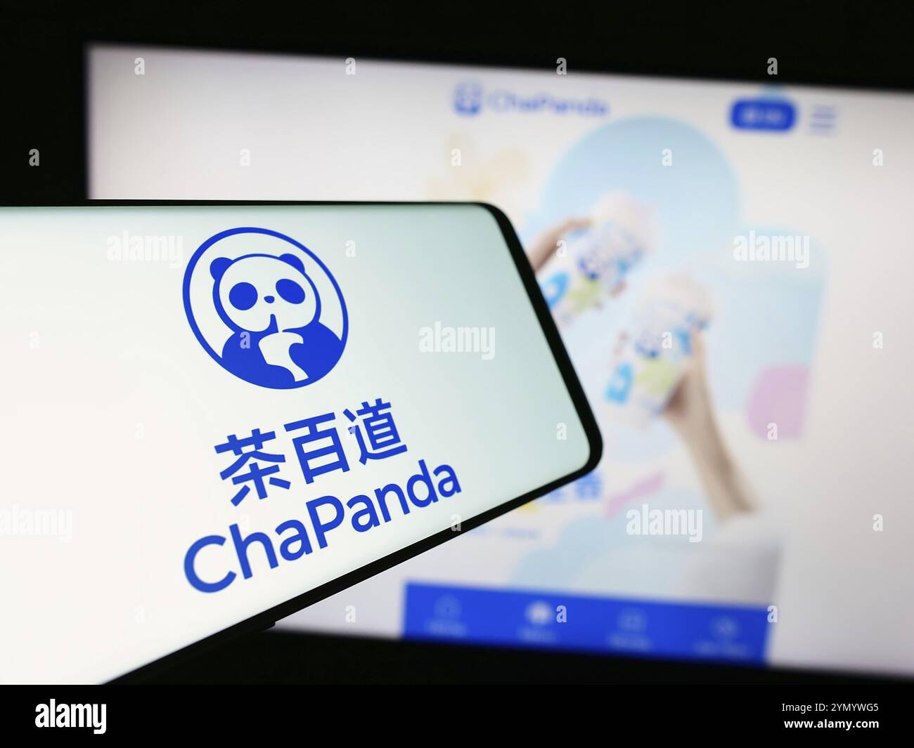 Stuttgart, Deutschland, 07.11.2024: Mobiltelefon mit Logo von Chengdu Chabaidao Catering Management Co. Ltd. (ChaPanda) vor der Website. Konzentrieren Sie sich auf Cent Stockfoto