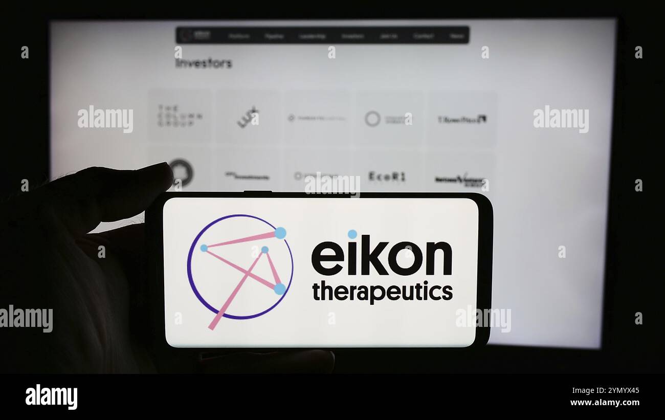 Stuttgart, Deutschland, 06.05.2024: Person mit Handy mit Logo des US-amerikanischen Biotechnologie-Unternehmens Eikon Therapeutics vor der Business-Webseite. Fokus Stockfoto