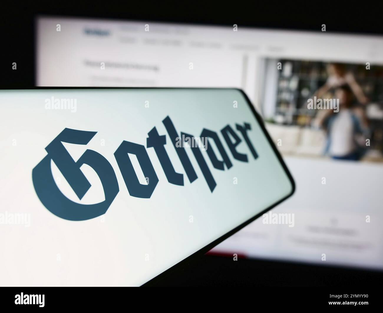 Stuttgart, 22.05.2024: Handy mit Logo der Gothaer Versicherungsbank VVaG vor der Business-Website. Konzentrieren Sie sich auf Stockfoto