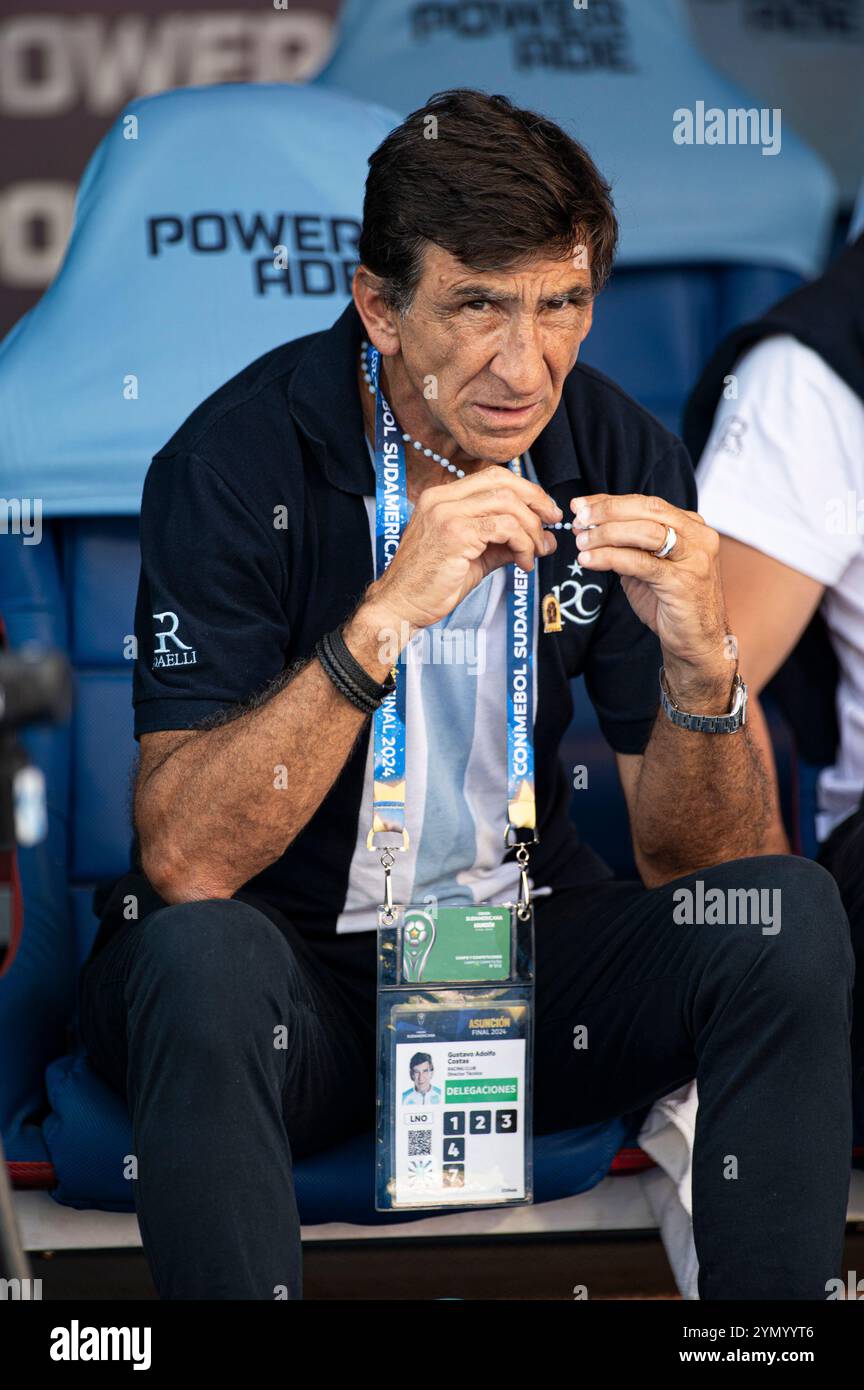 Asuncion, Paraguay. November 2024. ASUNCION, PARAGUAY, 23. NOVEMBER: Manager des Racing Club, Gustavo Costas während des Fußballspiels für das Finale der Copa Sulamericana zwischen Racing Club (ARG) und Cruzeiro (BRA) im General Pablo Rojas Stadium in Asuncion, Paraguay (Diego Santacruz/SPP). /Alamy Live News Stockfoto