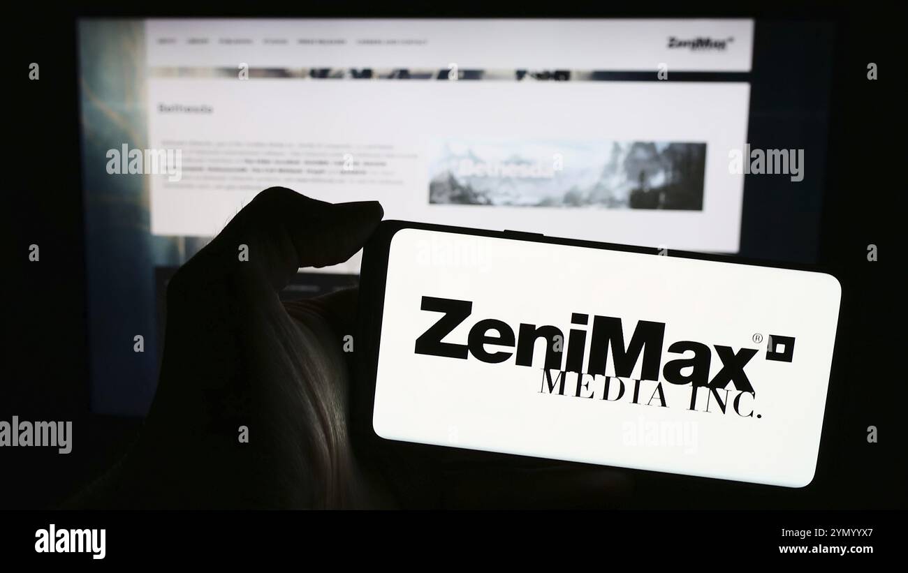 Stuttgart, Deutschland, 03.05.2024: Person, die ein Mobiltelefon mit Logo des US-amerikanischen Videospielunternehmens ZeniMax Media Inc. Vor der Business-Website hält. Konzentrieren Sie sich auf Stockfoto