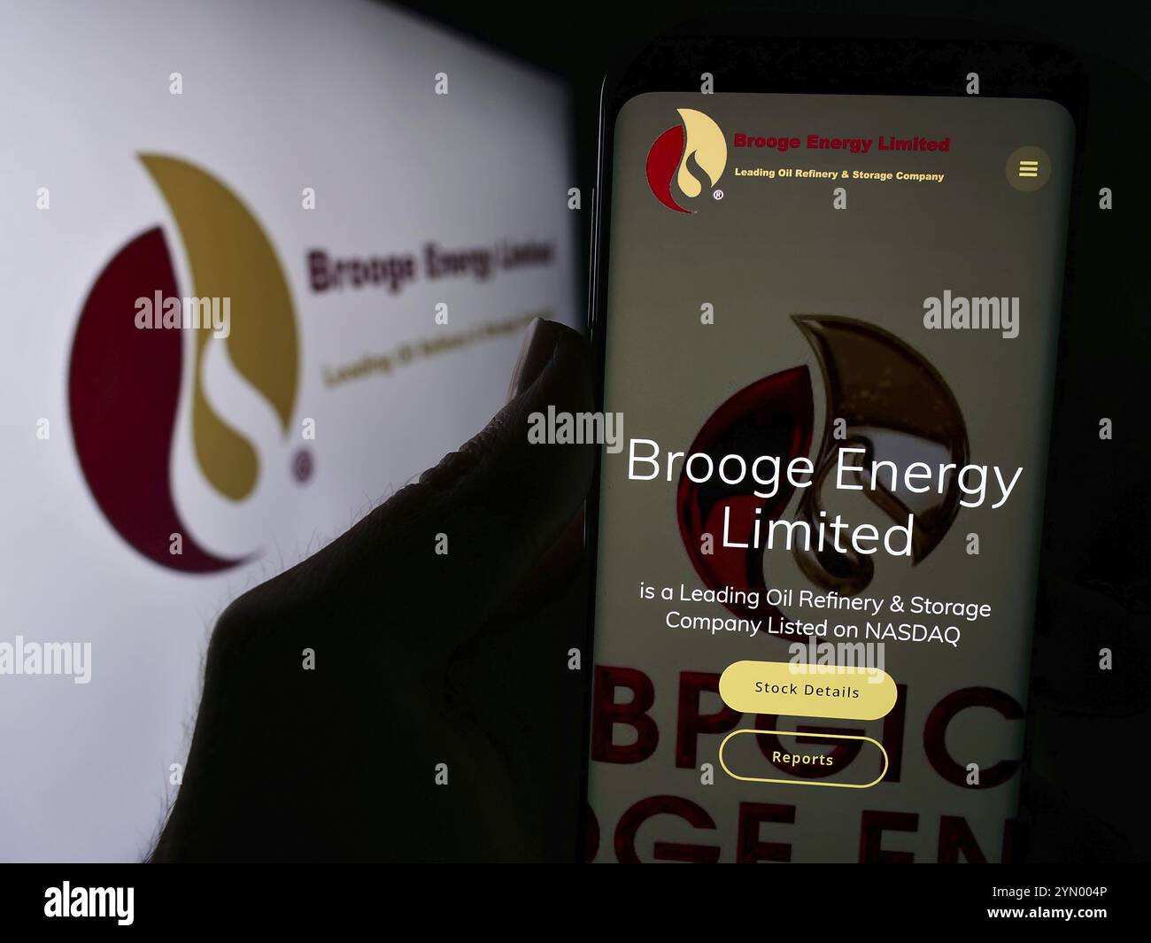 Stuttgart, Deutschland, 05.06.2024: Person, die ein Mobiltelefon hält, mit Webseite des Emirat-Erdölunternehmens Brooge Energy Limited vor dem Logo. Fokus auf ce Stockfoto