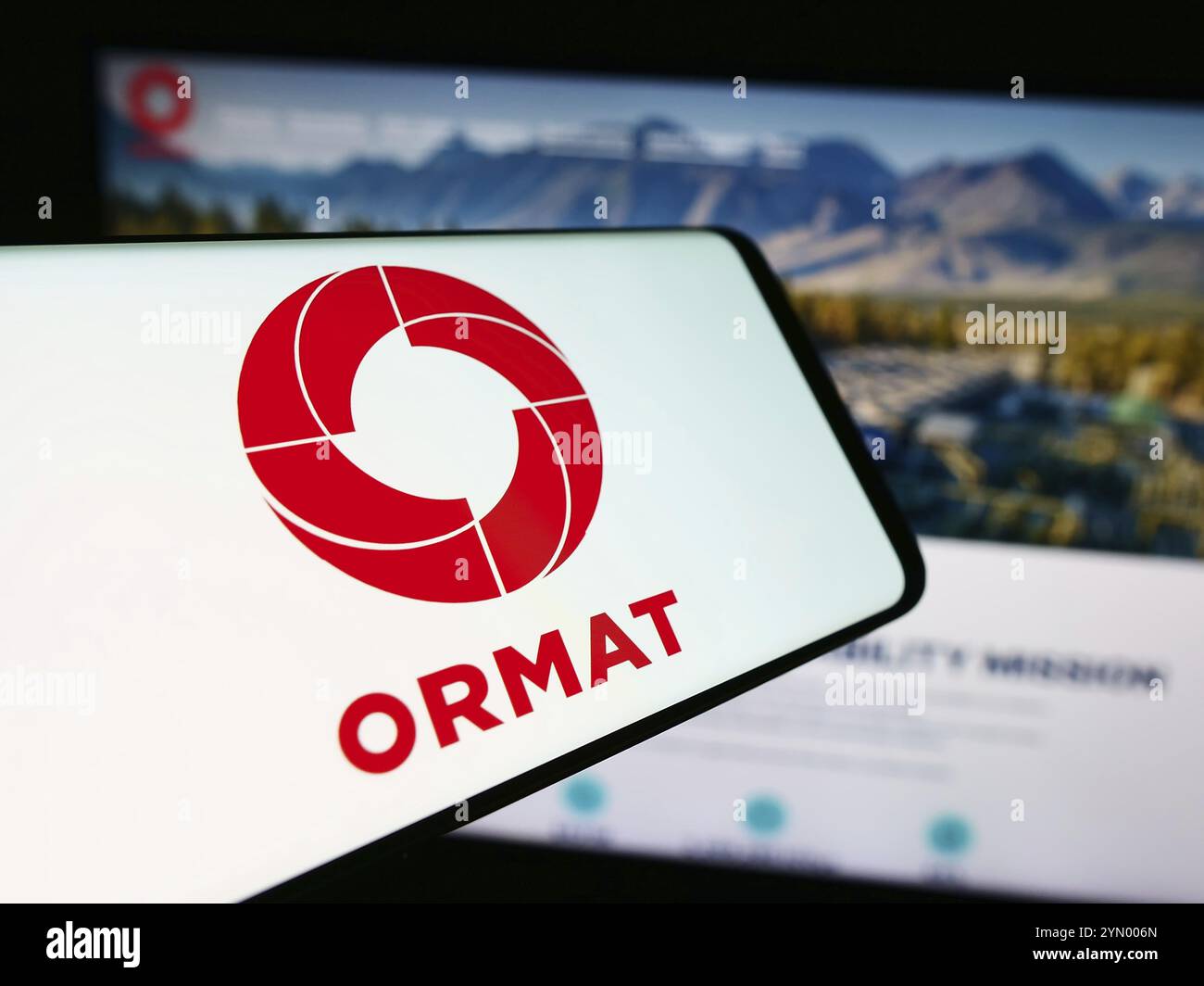 Stuttgart, Deutschland, 07.08.2024: Smartphone mit Logo des Geothermie-Unternehmens ormat Technologies Inc. Vor der Business-Website. Konzentrieren Sie sich auf die Mitte Stockfoto