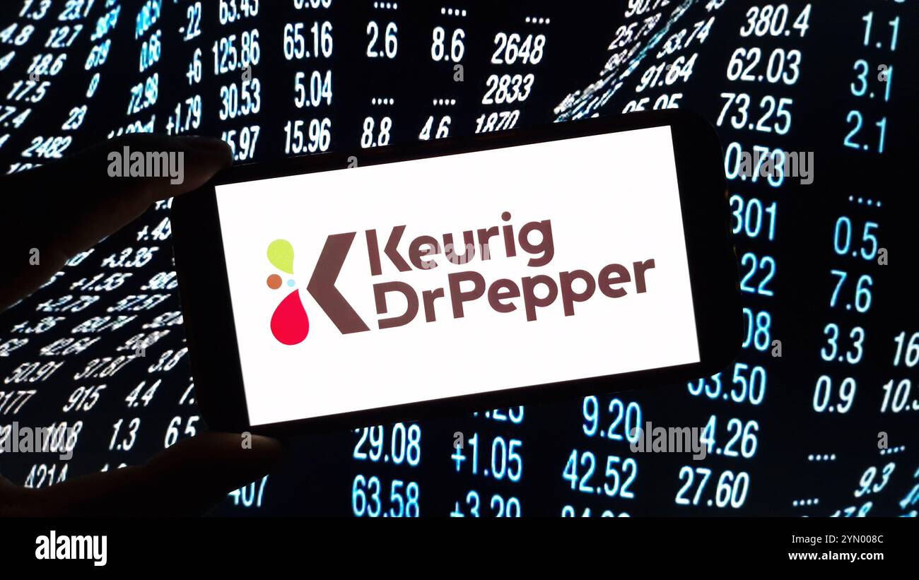 Konskie, Polen - 23. November 2024: Das Firmenlogo Keurig Dr. Pepper wird auf dem Mobiltelefon angezeigt Stockfoto