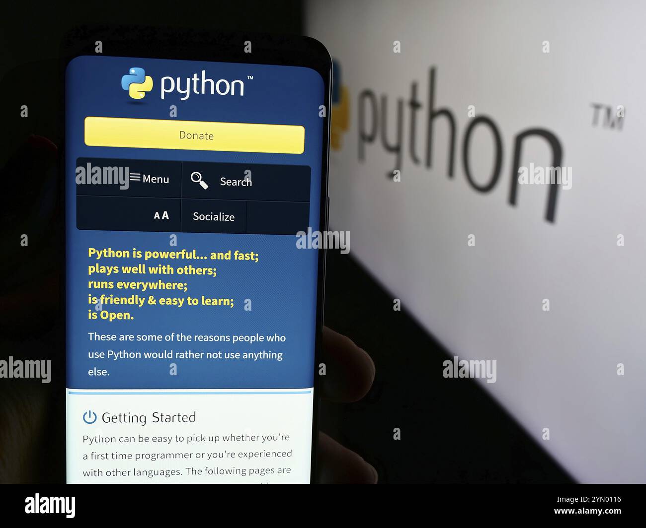 Stuttgart, 17.07.2024: Person, die ein Mobiltelefon hält, mit Webseite der Organisation Python Software Foundation (PSF) vor dem Logo. Konzentrieren Sie sich auf Cent Stockfoto