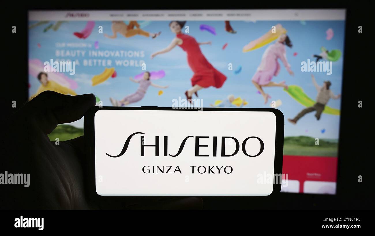 Stuttgart, 24.06.2024: Person mit Smartphone mit Logo des japanischen Kosmetikunternehmens Shiseido Co. Ltd. Vor der Website. Konzentrieren Sie sich auf das Telefon Stockfoto