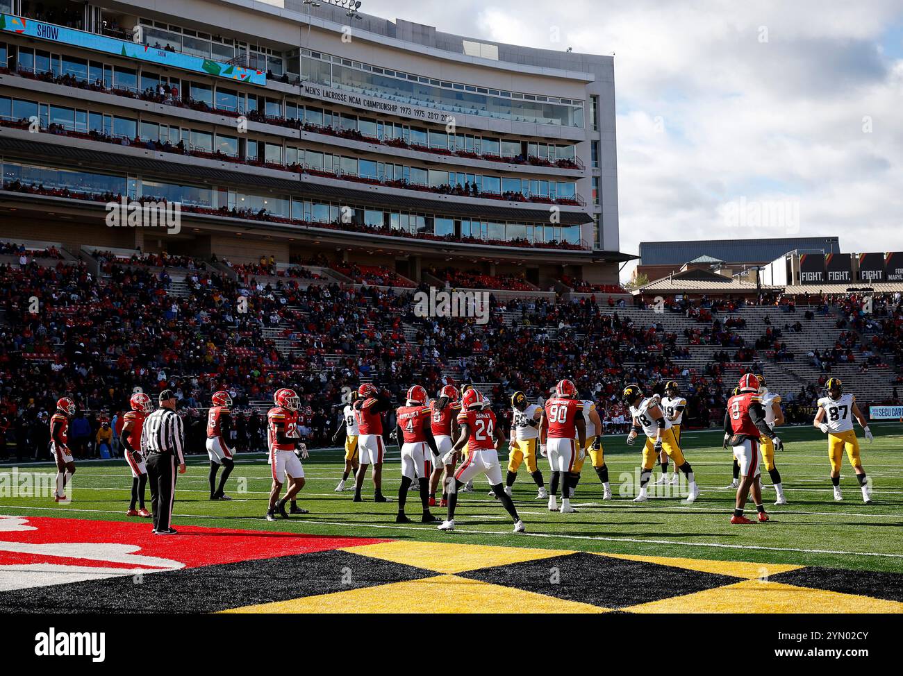 College Park MD, USA. November 2024. Die Maryland TERPS stellen sich während eines NCAA-Fußballspiels zwischen den University of Maryland Terrapins und Iowa Hawkeyes im SECU Stadium im College Park MD Justin Cooper/CSM/Alamy Live News auf Stockfoto