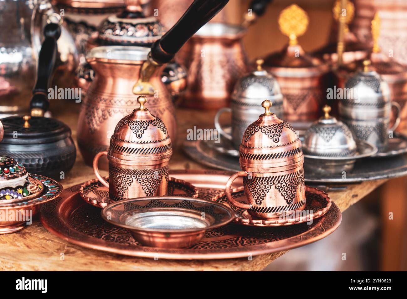 Traditionelles Edelmetallkaffee mit kunstvollen orientalischen türkischen Mustern auf dem Basar Stockfoto