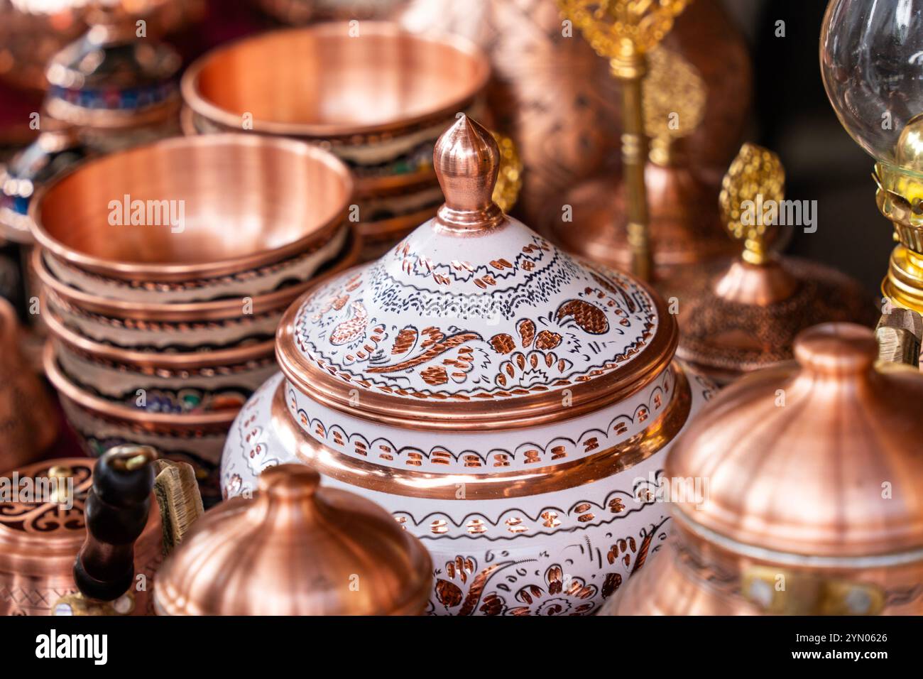 Traditionelles Edelmetallkaffee mit kunstvollen orientalischen türkischen Mustern auf dem Basar Stockfoto
