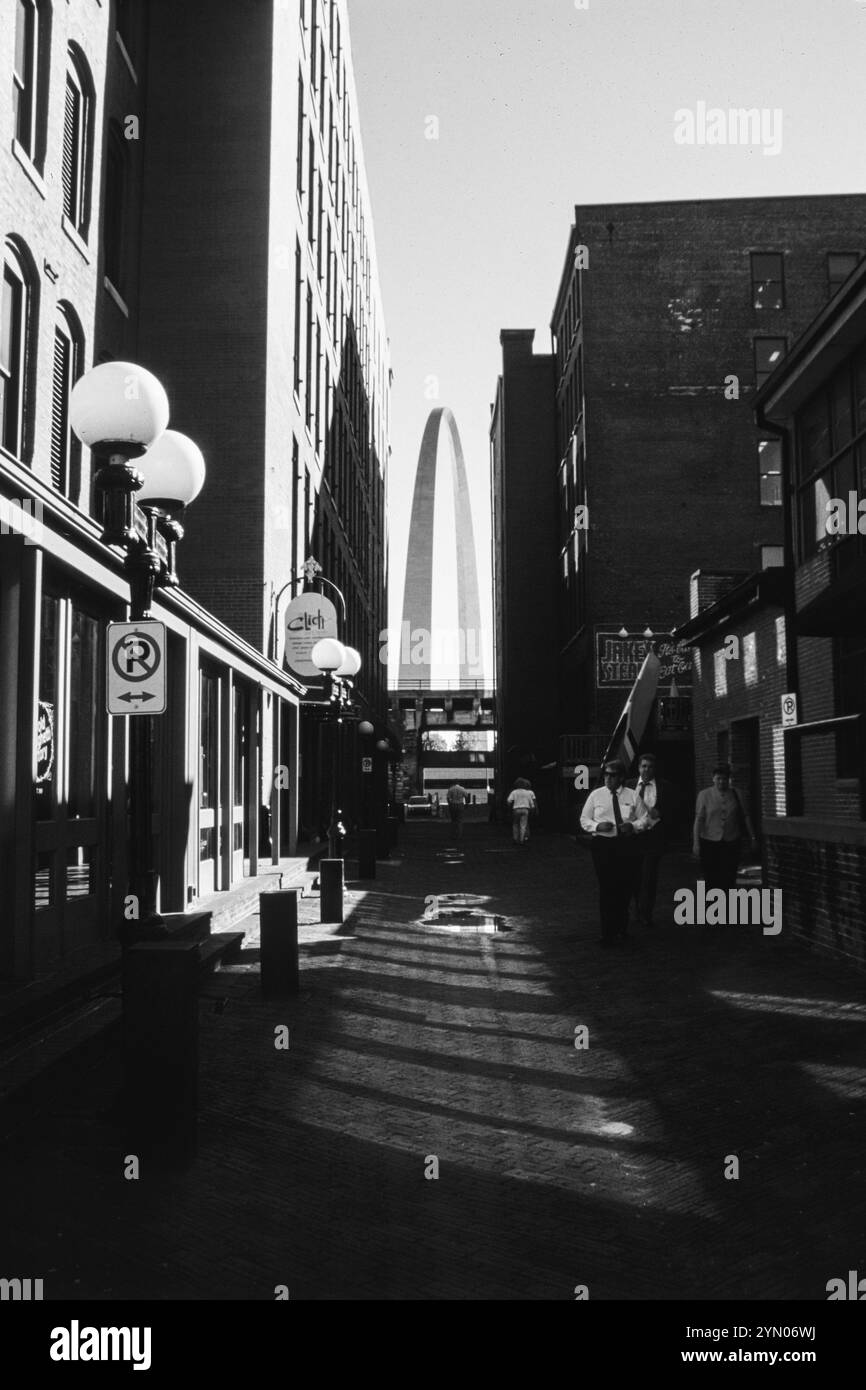 Der Gateway Arch in St. Louis, Missouri, wurde als Monument für die westliche Expansion in den USA erbaut. Das höchste Monument in den USA, mit 630 Fuß oder 192 Metern Höhe, wurde 1947 von dem finnisch-amerikanischen Architekten Eero Saarinen entworfen. Die Bauarbeiten begannen am 12. Februar 1963 und wurden im Oktober 1965 abgeschlossen. Auf diesem Foto sieht man den Bogen von der Clamorgan Alley, neben der Old Spaghetti Factory (links). Stockfoto
