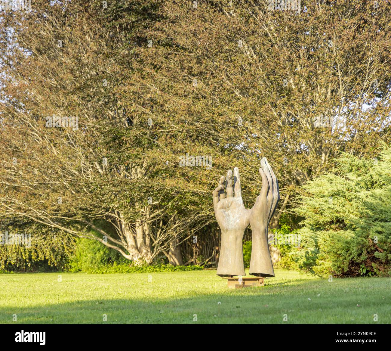 Größer als das Leben eines Paar menschlicher Hände in einem Skulpturengarten Stockfoto