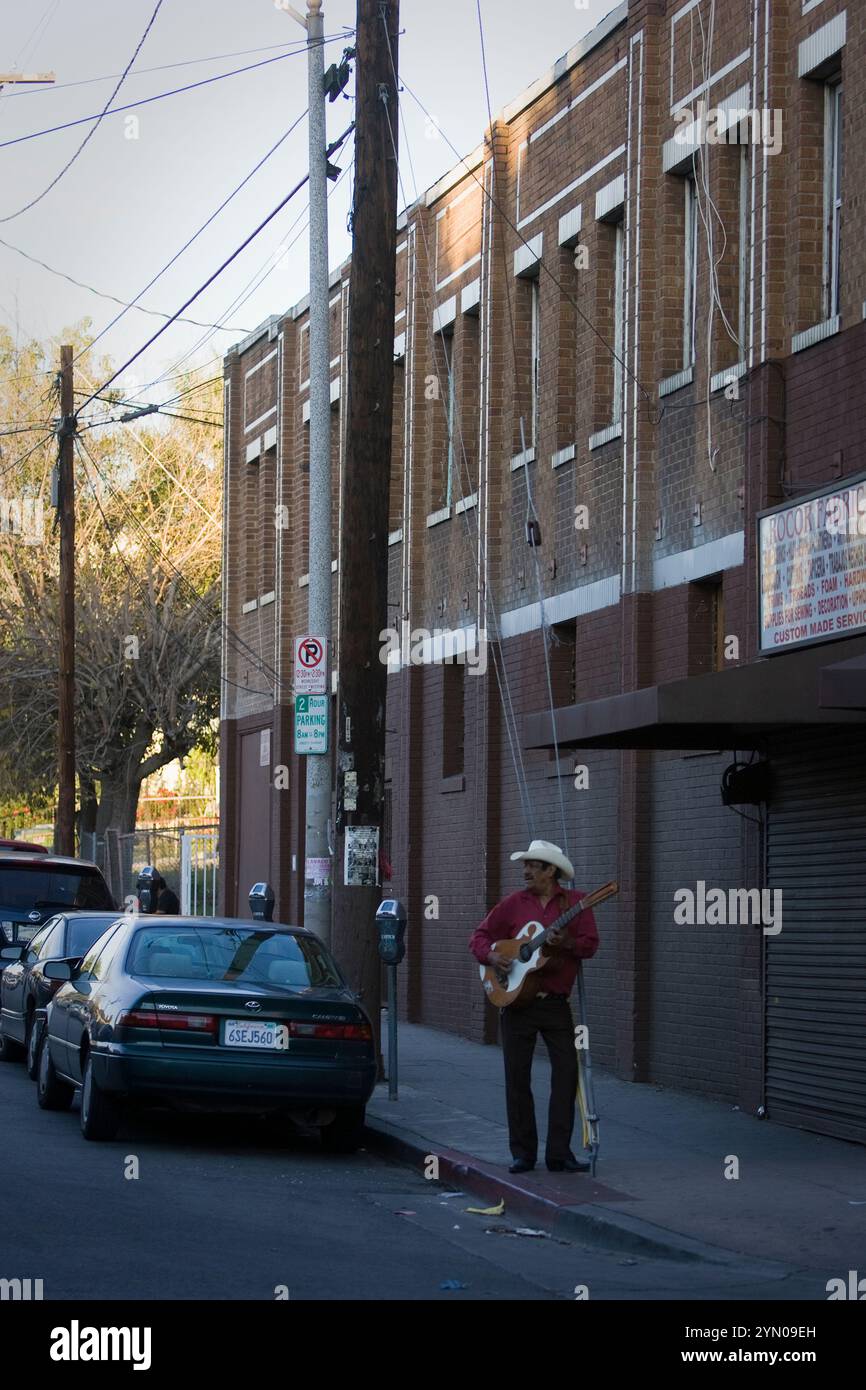 Mariachis treffen sich am Cesar Chavez Boulevard in East Los Angeles, um ihre Musik zu spielen, in der Hoffnung, von einem Restaurant angemietet zu werden. Stockfoto