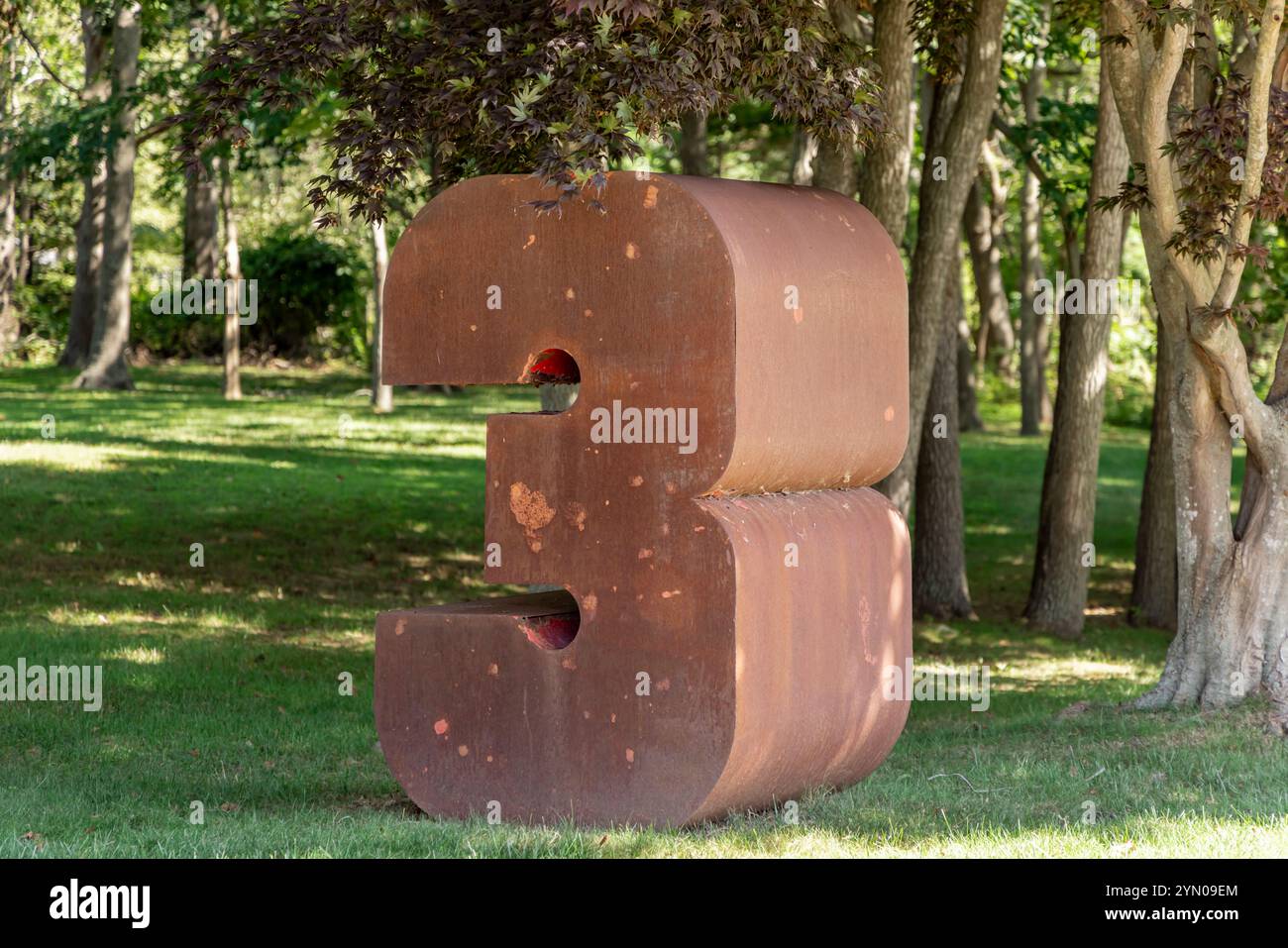Riesiger rostfreier Stahl Nummer drei auf einer Schutzinsel, new york Stockfoto