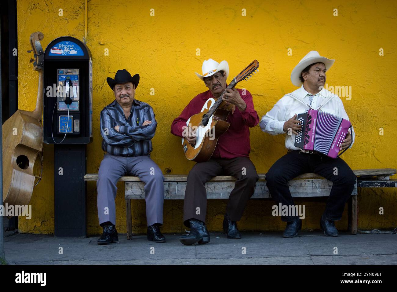 Mariachis treffen sich am Cesar Chavez Boulevard in East Los Angeles, um ihre Musik zu spielen, in der Hoffnung, von einem Restaurant angemietet zu werden. Stockfoto